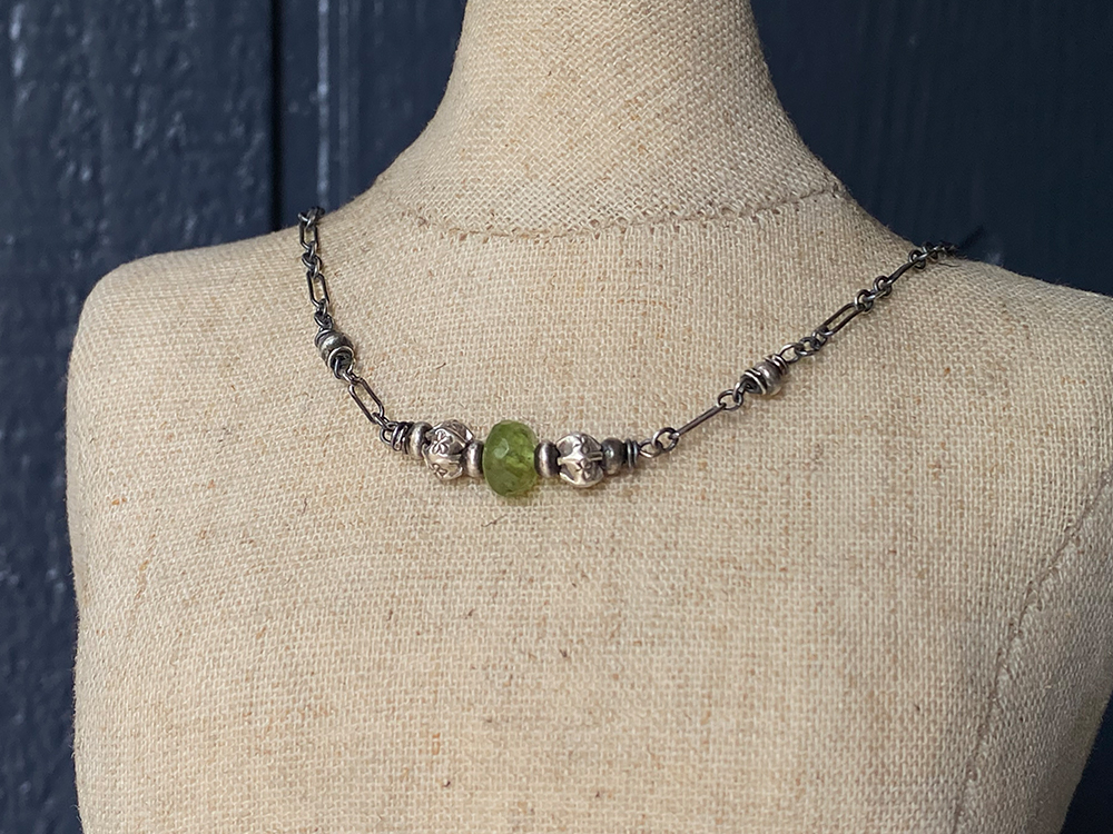 peridot ruffled choker necklace